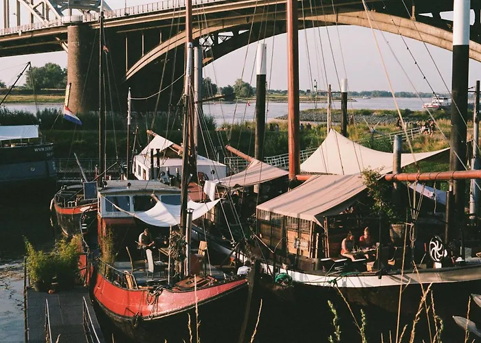 Bed and Breakfast Boat 'Opoe Sientje' Nimwegen